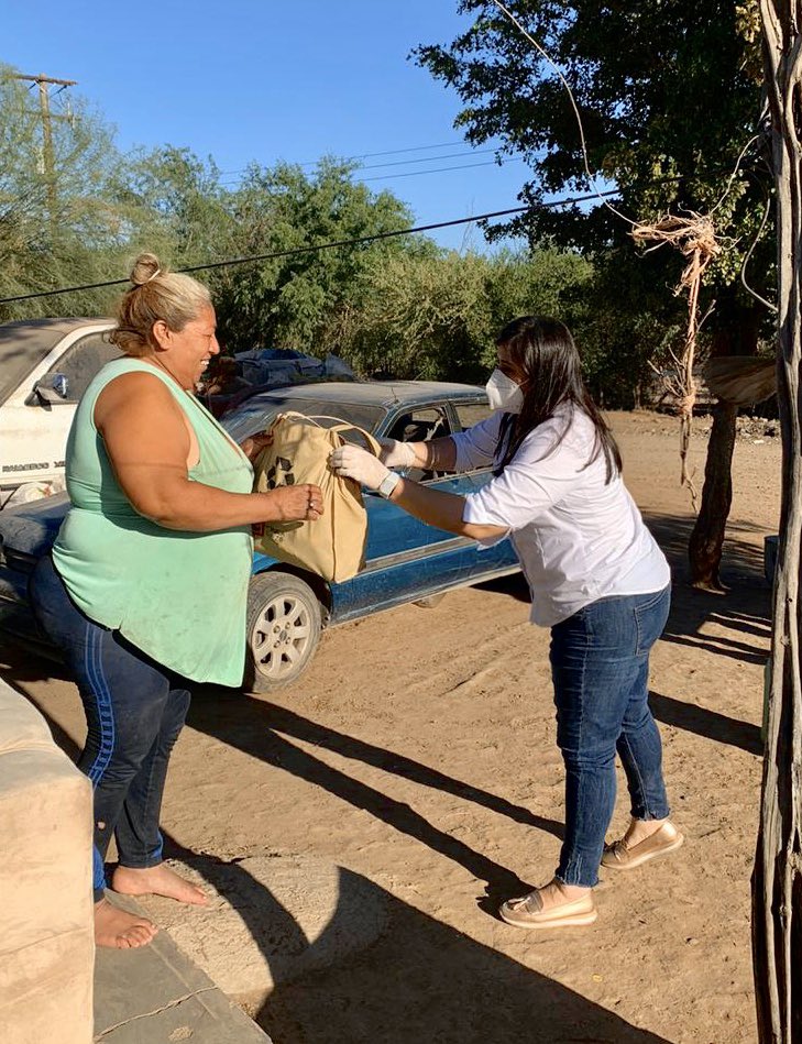 MonicaLopezH1's tweet photo. Para #Vivir en la #NuevaNormalidad hay que buscar nuevas formas👫🏻 pero también #PonernosLasPilas💪🏼 para encontrar formas #Seguras para poder seguir #Ayudando 🙌🏼. Feliz de poder apoyar♥️ de forma segura y con mucho gusto 😊 con algunos alimentos a las familias de #ElVaral. https://t.co/AmRA35ijkd