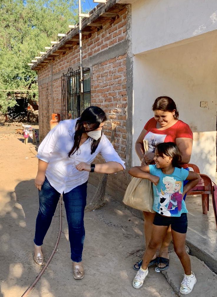 MonicaLopezH1's tweet photo. Para #Vivir en la #NuevaNormalidad hay que buscar nuevas formas👫🏻 pero también #PonernosLasPilas💪🏼 para encontrar formas #Seguras para poder seguir #Ayudando 🙌🏼. Feliz de poder apoyar♥️ de forma segura y con mucho gusto 😊 con algunos alimentos a las familias de #ElVaral. https://t.co/AmRA35ijkd