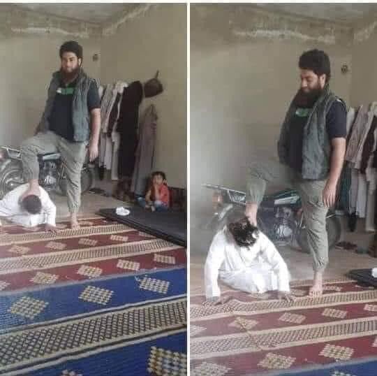 wardnajjar2's tweet photo. قيل أنّ هذه الصور بمدينة جسر الشغور والرجل المهان مؤذّن جامع ذنبه أنه قام بالتشويق قبيل الآذان
بغض النظر عن قباحة وبشاعة المنظر 
ما هو شعور هذه الطفلة الصغيرة وهي ترى أباها يهان بهذه الطريقة؟! https://t.co/0X3pLCTbGd