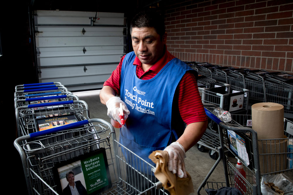 cnnbrk's tweet photo. Kroger, the largest US supermarket chain, is ending its $2 per hour "hero pay" for employees and providing a one-time "thank you pay" bonus to many workers https://t.co/JIqYFuBBRV https://t.co/ctmIo2kWXa