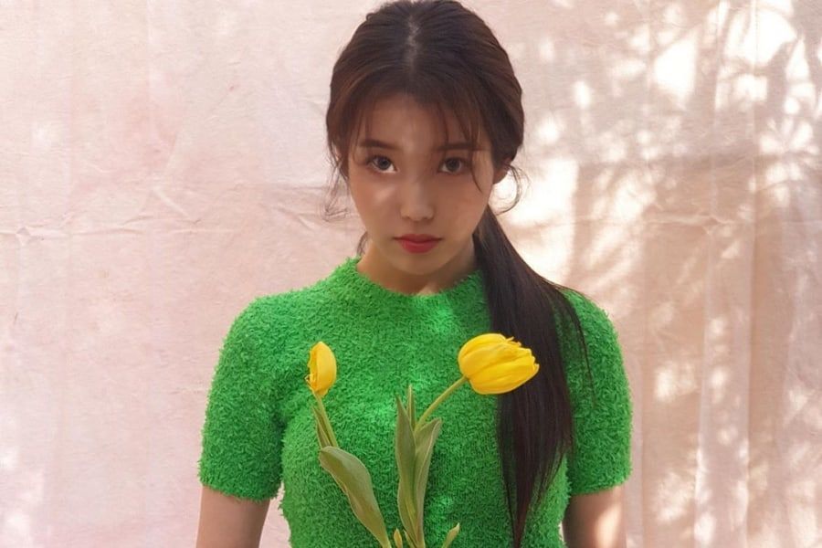 soompi's tweet photo. #IU Celebrates Her Birthday On The Set Of Upcoming Film "Dream" + Gives Glimpse Of Her Transformation Into A Producing Director
https://t.co/4ggKFtaAC8 https://t.co/qbdo0xcwbR