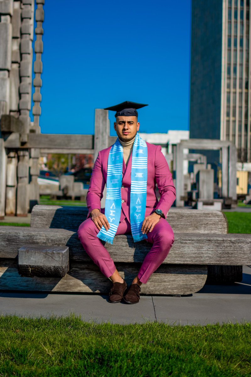 Aaron3__'s tweet image. The end of one chapter and the start of another. This next part of my life, is going to be called happiness. 

Six years and two degrees later... 
Aaron Ibarra, MBA 

📸: @_adamneil