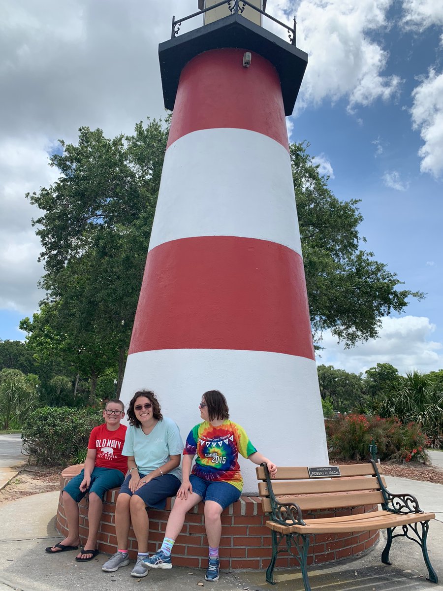 _Toni_withanI's tweet photo. Hanging out downtown Mount Dora. #funandsafe #camptoni https://t.co/yBoLhFvdtL