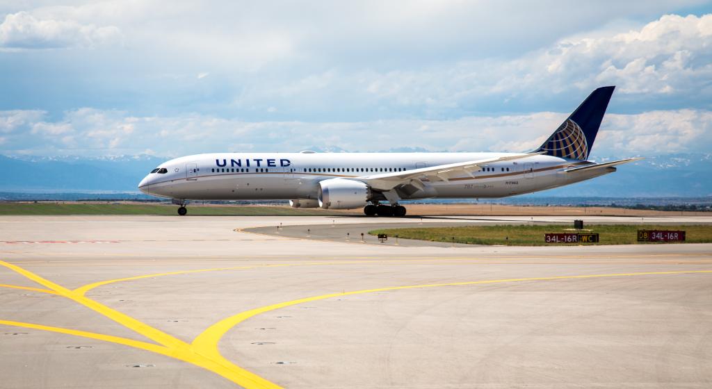 We're *dreamin'* of the days when we're able to travel again! Happy 83rd anniversary in Denver to our friends @United 🎉 ✈️ #FlyDEN #InThisTogether #AVGeek #DreamLiner #Boeing787