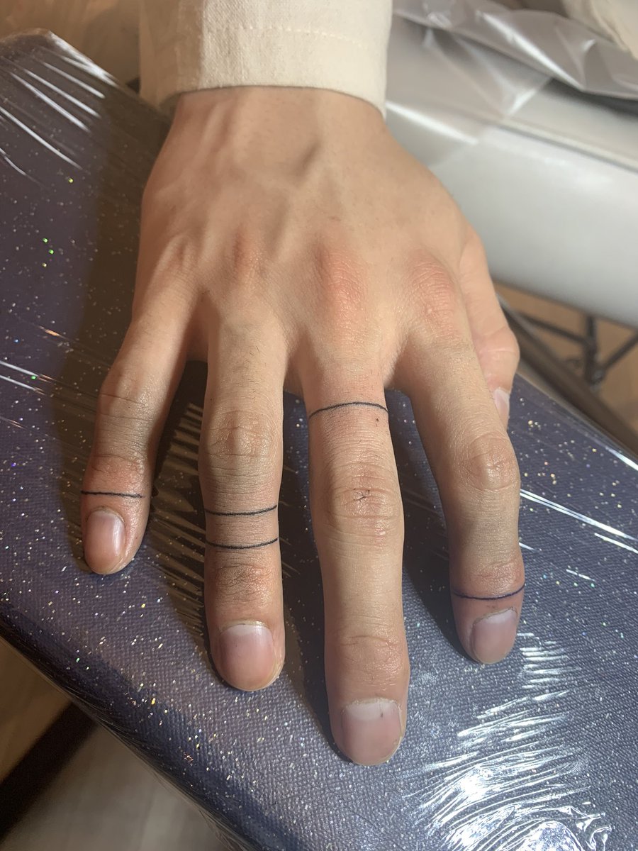 タトゥースタジオ La Perra Negra Tattoo By Aya Black Lines On Finger タトゥー タトゥースタジオ 東京 渋谷 東京タトゥー Tokyotattoo Tokyotattoostudio Traveljapan Omotesando 美容師 メンズ ストリート系男子 ミニマルタトゥー