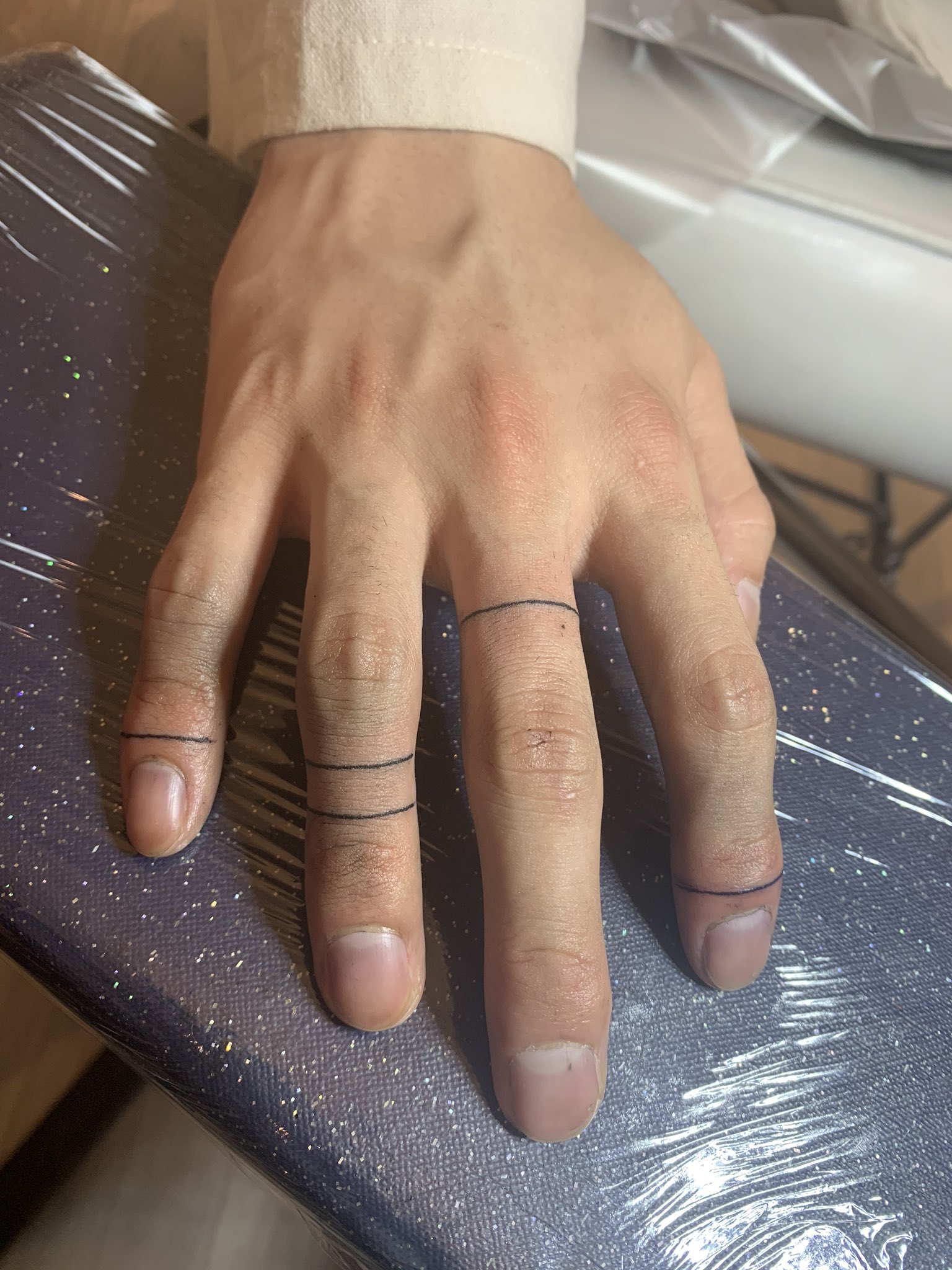 La Perra Negra Tattoo By Aya Black Lines On Finger タトゥー タトゥースタジオ 東京 渋谷 東京タトゥー Tokyotattoo Tokyotattoostudio Traveljapan Omotesando 美容師 メンズ ストリート系男子 ミニマルタトゥー いれずみ 入れ墨 La Perra Negra Tattoo By Aya Black Lines On Finger タトゥー タトゥースタジオ 東京 渋谷 東京タトゥー Tokyotattoo Tokyotattoostudio Traveljapan Omotesando 美容師 メンズ ストリート系男子 ミニマルタトゥー いれずみ 入れ墨