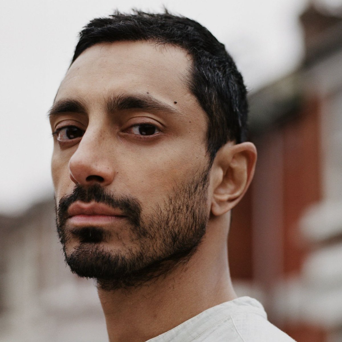 riz ahmed as hermes/mercurio