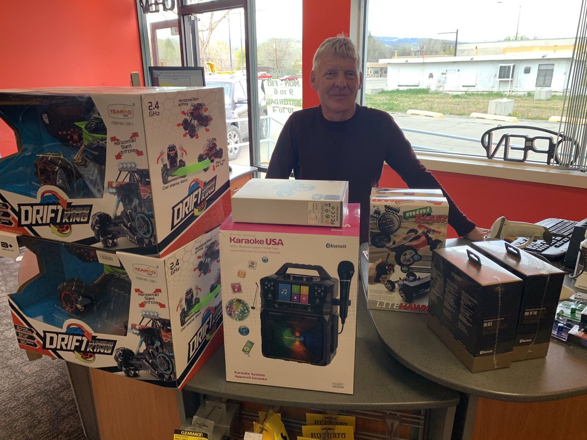 Fremont1_BCreek's tweet photo. Cool electronics from Lander Radio Shack for our student incentive drawings! Thanks to the Lander Kiwanis for donating money to allow BCE to support our local businesses! #landerstrong #landerwyoming https://t.co/fr8ICAw6Qz