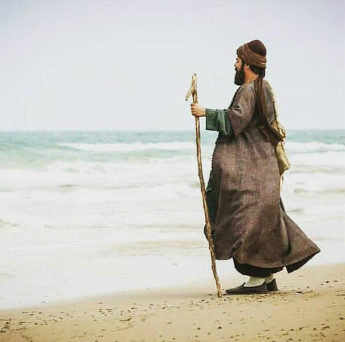 Sular hep aktı geçti
Kurudu vakti geçti
Nice han, nice sultan
Tahtı bıraktı geçti
Dünya bir penceredir
Her gelen baktı geçti.

Yunus Emre