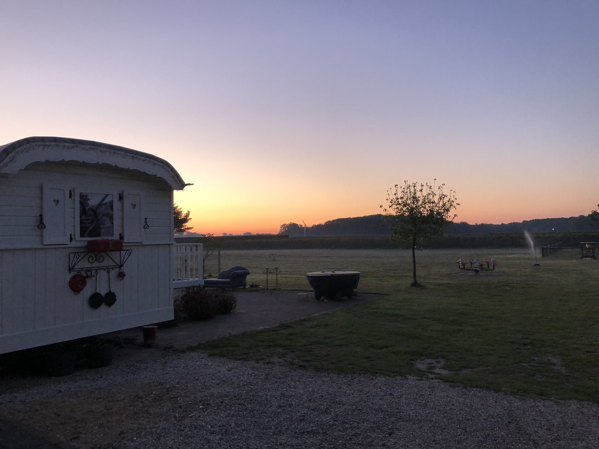 buitengoedgaard's tweet photo. #zonsopkomst #sunrise #mammaloewagen #pipowagendeluxe #pipowagensuperdeluxe in het #weiland #weidewereld #buitengoeddegaard #limburg #middenlimburg #middeninlimburg #buitengoeddegaard https://t.co/WmyiuAEboZ