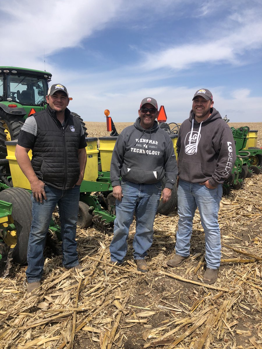 jn_krueger's tweet photo. Planted our first Bean plot today at Gettysburg,SD.  Thank you Bill Frost and Beringer Seed.  @jn_krueger @djkopplin @BradFrost20 @seeds_lg @LGSeeds @LeoHoiten https://t.co/8N5qtBwyun