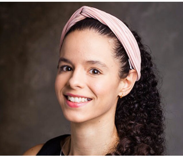 melfossi's tweet photo. Esta hermosa niña VENEZOLANA nadie la conoce. Su nombre Alejandrina Hernández, estudiante de tercer año de diseño industrial de Dawson College, y acaba de ser merecedora del premio de diseño industrial en Canadá ayudando a los refugiados. https://t.co/5P2bnysxiX