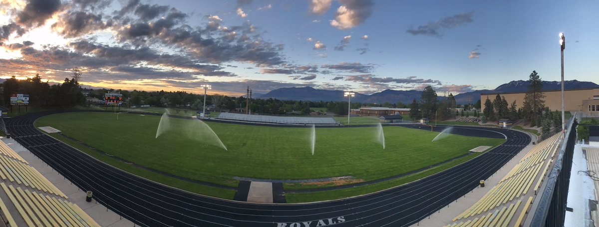 RoyHighAdmin's tweet photo. Another Friday Night Lights in honor of the Class of 2020! #GoRoyalsGo #ChooseToRoar #lightthefield. https://t.co/7F1ea2559y