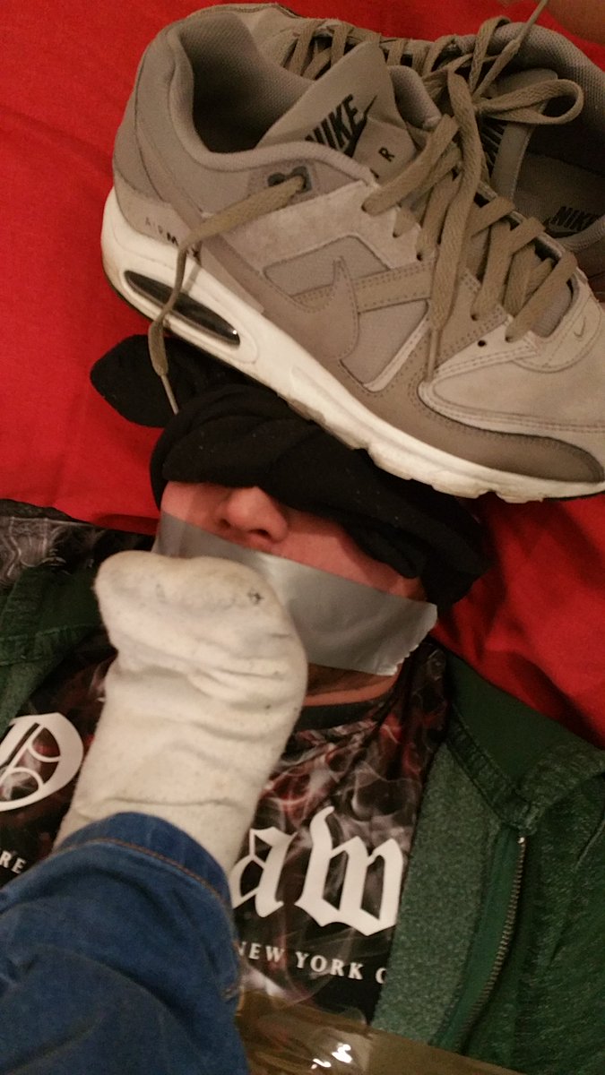 Alex0Layfield's tweet photo. Let's taste out that exposed lil nose of yours, foot pig 🐽 If you can guess how many days I've worn these socks, I'll let you suck my toes- hint: it's in the double figures 😈 #BigMaleFeet #SockWorship #GayFootSub #TapeGagged #MaleBondage https://t.co/kH9u9Od1dd