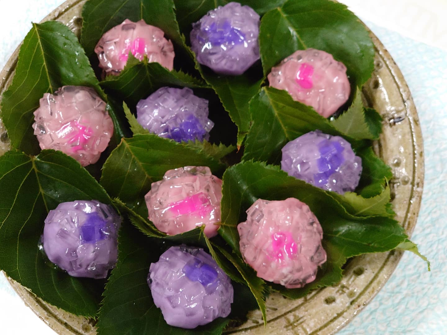 Twitter এ 御菓子司 久乃屋 紫陽花 煉切製 こし餡 販売中 煉切に角切り寒天をのせ 紫陽花 あじさい を表現した上生菓子です 和菓子 和菓子屋 和菓子職人 上生菓子 練り切り 紫陽花 あじさい 茶道 お茶菓子 Japanesesweets 愛知県 豊明市 前後