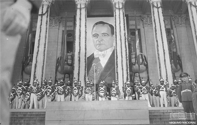 ORioAntigo's tweet photo. Festividade em homenagem a Joaquim José da Silva Xavier, Tiradentes, em frente ao Palácio Tiradentes, Rio de Janeiro, 21 de abril de 1941. 
📁 Arquivo Nacional https://t.co/T9D0XfRDz4