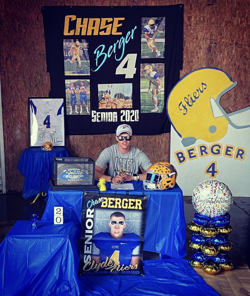 K1ng_Bergz4's tweet photo. Officially Signed My Letter To Play Football And Run Track at Baldwin Wallace University!🐝📝✅ #YJ4L #Committed @CoachHilvert @BWYJFootball @bw_tf_xc @FlierFootball @FlierTrack https://t.co/7s1SI7oq1A