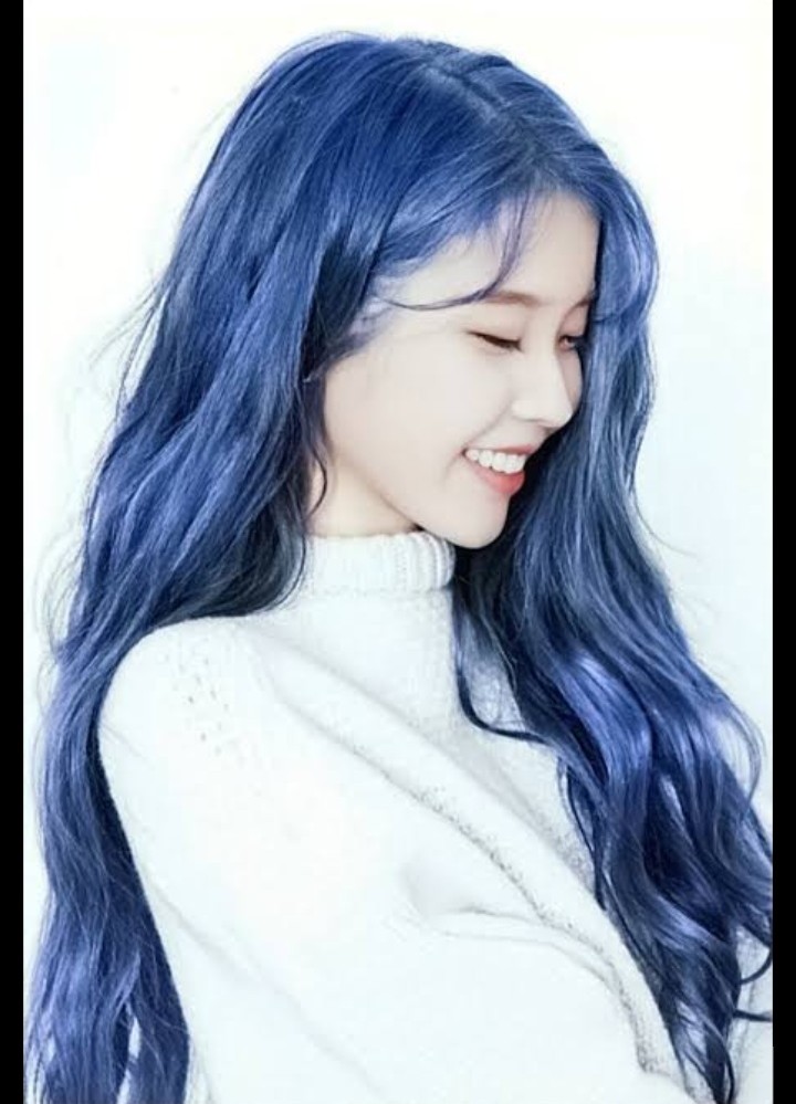 корейская голубой. кореянка с голубыми волосами. Iu певица 2022. голубой korean. синий цвет волос у кореянок.