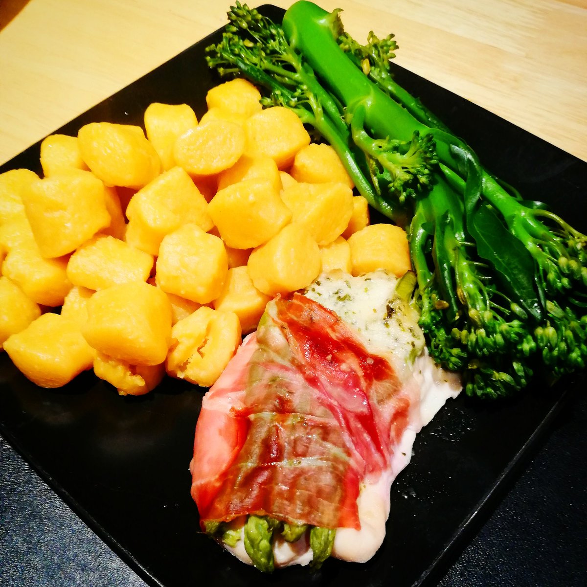 leanwithcorinne's tweet photo. Mouthwatering tasty dinner but still low calorie. Enjoyed chicken wrapped in Parma ham, asparagus &amp; parsley butter with broccoli stalks and pumpkin gnocchi. Delicious. #dietsmart #homecooking #leancuisine #eatclean #beleanwithcorinne
https://t.co/uGp5QT8yBD https://t.co/ZsI1EYX4z8