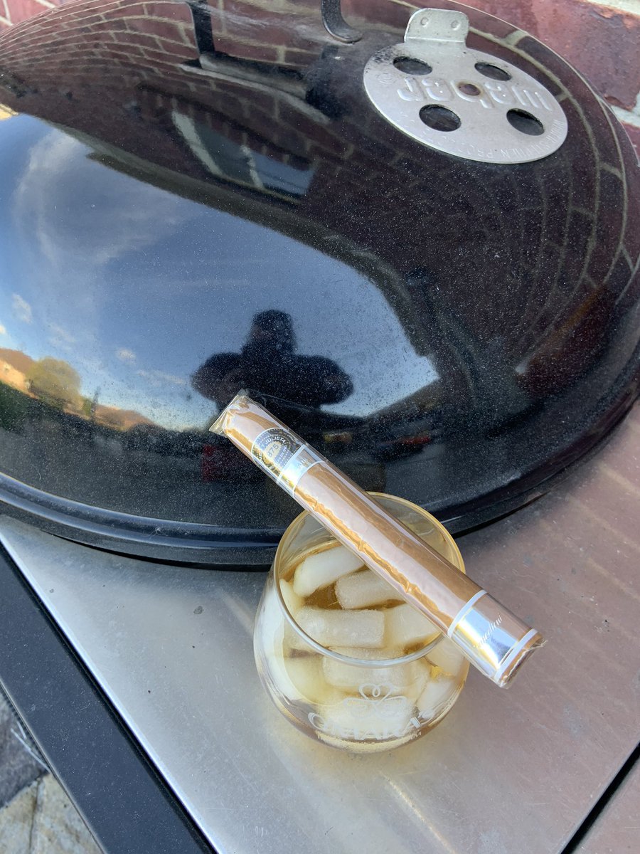 K2112C2's tweet photo. It’s time to fire up the grill and a good cigar with a glass of Woodford https://t.co/HZJUnq2gUl