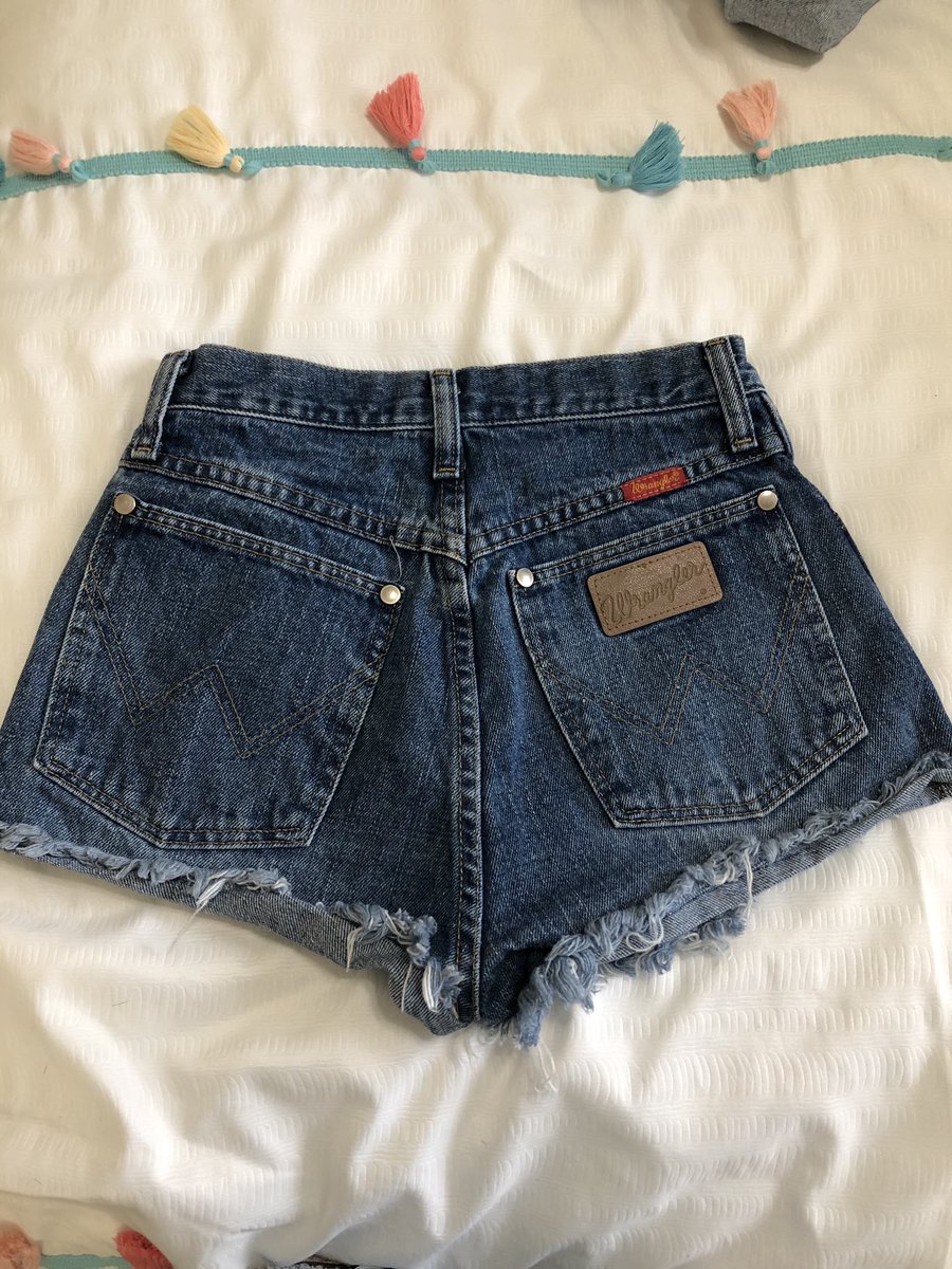 ginna_cox's tweet photo. 💥Green Lawmans 22in waist, Wranglers 24in waist, Lawman Jeans 26in waist. All $40💥 https://t.co/RiMK8iTu3g