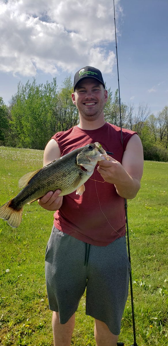 JamesPmghunter's tweet photo. All on #Deadstix my son Tyler Black &amp; Blue My self the Junebug @Bassreaperbaits Deadstix in da face think he out fished me today his 4 vs. my 4 his bag about 15lbs mine about 12lbs great day!! https://t.co/gm1TUXg8wg