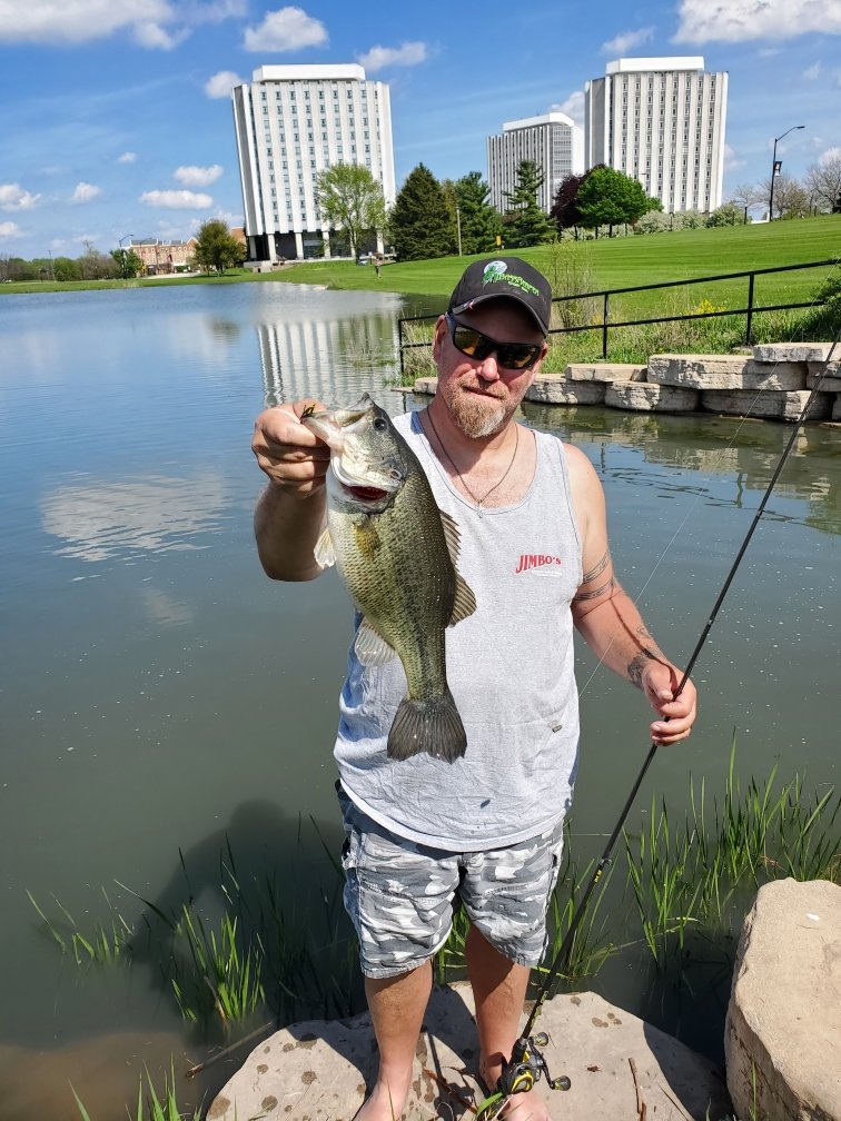 JamesPmghunter's tweet photo. All on #Deadstix my son Tyler Black &amp; Blue My self the Junebug @Bassreaperbaits Deadstix in da face think he out fished me today his 4 vs. my 4 his bag about 15lbs mine about 12lbs great day!! https://t.co/gm1TUXg8wg