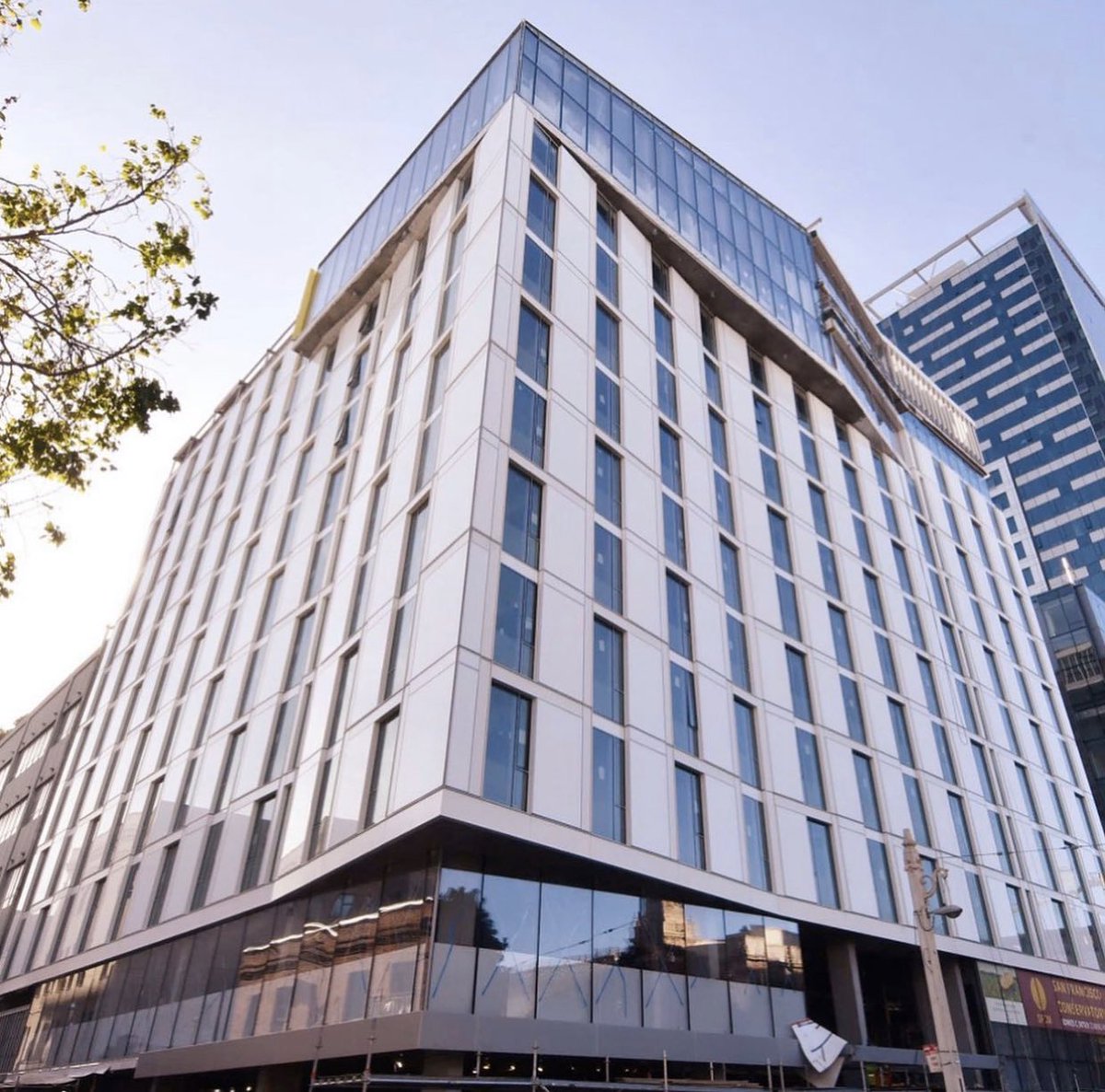 TippingSE's tweet photo. #LookUp, the Bowes Center at 200 Van Ness is nearing completion in the heart of San Francisco’s Performing Arts District! @SFConservMusic @Cavagnero_Assoc @pankowbuilders #TippingStructural https://t.co/rISSDy50bq