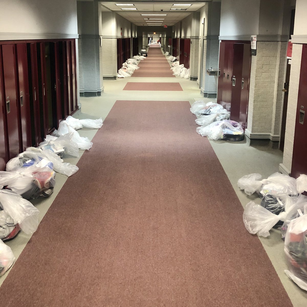 BosseHighSchool's tweet photo. DROP-OFF: Chromebooks &amp; Textbooks 💻📚
PICK-UP: Locker Contents 📓

🐾Mon, May 18 -10:00 A.M.- 2:00 P.M. - Juniors &amp; Seniors

🐾Tues, May 19 -10:00 A.M. - 2:00 P.M. - Freshmen &amp; Sophomores

🐾Wed, May 20 -10:00 - 2:00 P.M. &amp; 5:00 - 7:00 P.M. - Anyone who missed Monday and Tuesday https://t.co/c1whUtg28z