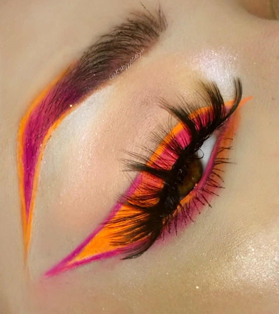 LooksByyJocelyn's tweet photo. 🧡💖🧡
@MorpheBrushes Brow Cream
+ Morphe x @JeffreeStar palette.shade "self-made" for everything pink.
Neon orange pigment from a brand that I don't believe has a twitter 🥴 but I'll tag tomorrow on IG.
#morphebabe #morphebrows #jeffreestarapproved https://t.co/jxanRhmpxZ