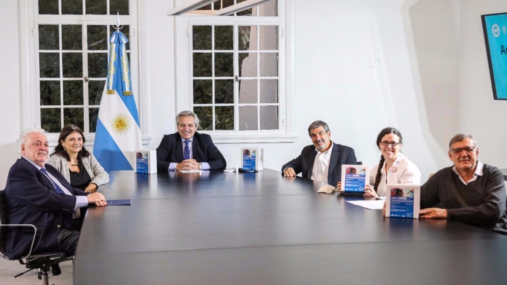 CONICETDialoga's tweet photo. Nuevo avance de la Ciencia Argentina: NEOKIT-COVID-19
Científicas y científicos de nuestro país desarrollan un test rápido y económico para detectar el SARS-CoV-2.
https://t.co/IJzykuBwdW https://t.co/59btFEfJjy