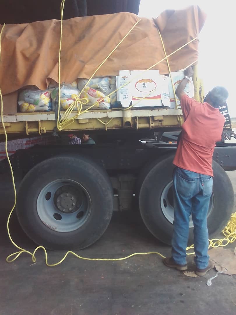 CLAPFLORE1VF's tweet photo. #ProtecciónyAcción Gracias al esfuerzo del Gobierno Bolivariano, a través de @Sob_Patriota se distribuyó 115,3 tm de alimentos a 9 mil 627 familias de los municipios Cedeño y Ezequiel  Zamora en #Monagas  @yelitzePSUV_ @LealTelleria @MinAlimenVen https://t.co/SP53CDDvUT