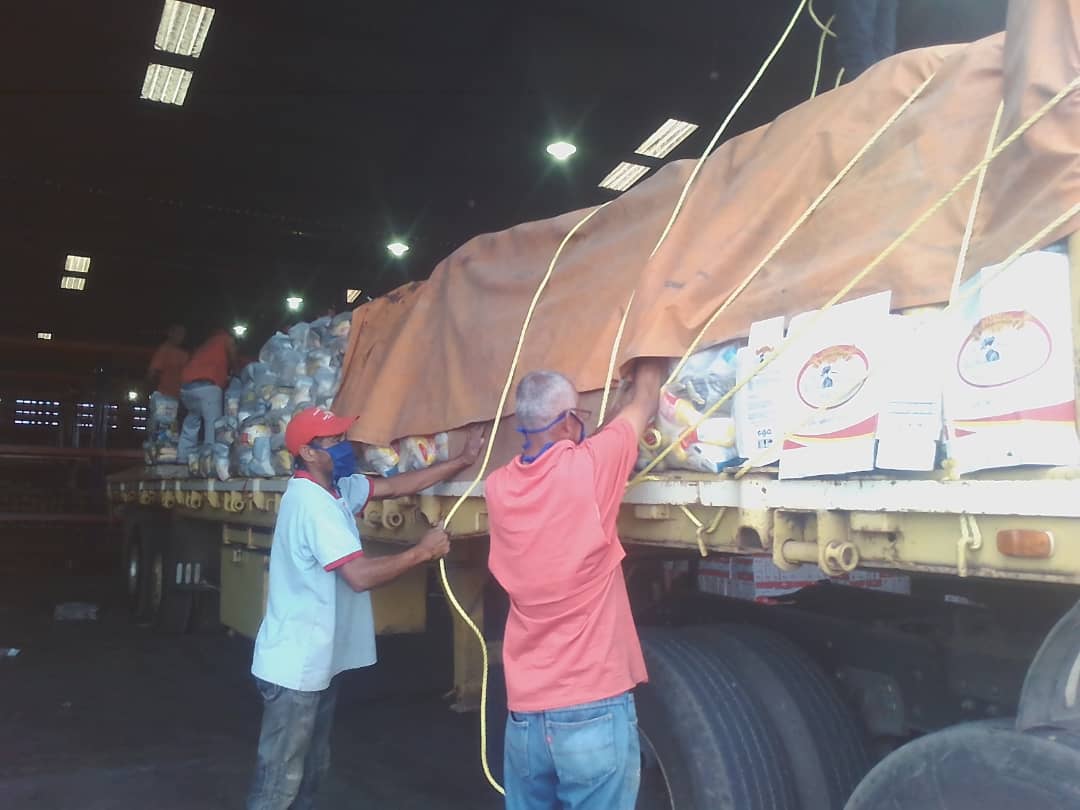 CLAPFLORE1VF's tweet photo. #ProtecciónyAcción Gracias al esfuerzo del Gobierno Bolivariano, a través de @Sob_Patriota se distribuyó 115,3 tm de alimentos a 9 mil 627 familias de los municipios Cedeño y Ezequiel  Zamora en #Monagas  @yelitzePSUV_ @LealTelleria @MinAlimenVen https://t.co/SP53CDDvUT
