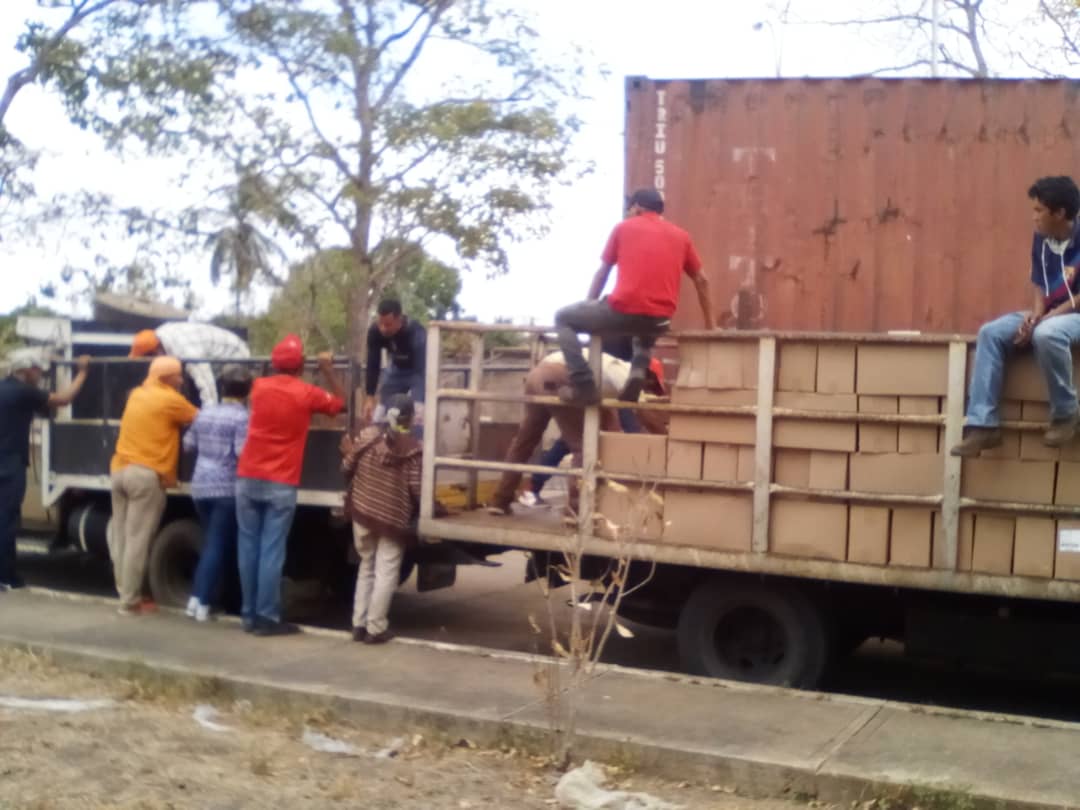 CLAPFLORE1VF's tweet photo. #ProtecciónyAcción Gracias al esfuerzo del Gobierno Bolivariano, a través de @Sob_Patriota se distribuyó 115,3 tm de alimentos a 9 mil 627 familias de los municipios Cedeño y Ezequiel  Zamora en #Monagas  @yelitzePSUV_ @LealTelleria @MinAlimenVen https://t.co/SP53CDDvUT