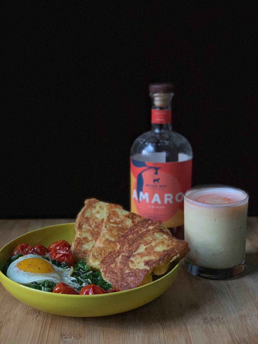 trynna manage leftovers/pantry scraps so stale rosemary focaccia becomes parm crusted savory french toast, sad kale gets sautéed with garlic then some burst cherry tomatoes &a fried egg bring it all together (frozen pineapple, coconut &amaro cocktail in the glass)  #humblebragdiet