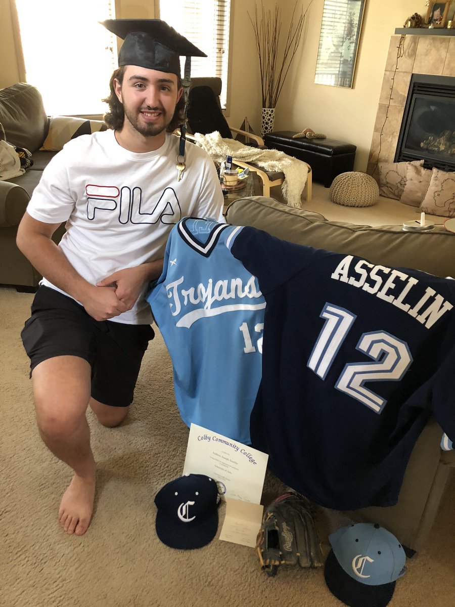 jadaaja's tweet photo. Celebrating the Juco Graduation at home in Canada 🇨🇦 Thankyou Colby Community College in Kansas 🇺🇸 for your virtual broadcast to acknowledge your graduates 🎓 https://t.co/F8kIiMdMh7