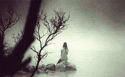 سعيت إلي القمر ليلا بعيدا عن النجوم
وقلت إليه توبتا من حب قلبي
فإني أشكو البعد عنه
فنظر إلي القمر باكيا وقال لي إن القمر غائب
ليتي اتألم وحدي ولكن أصبح القمر
باكي
لن أشكو اليك يوما حتي لا أجد ما يبكيني
يا سائلين الكواكب عني لا تسألوا يوما غيابي
رأيت الألم صابر وانا علي الصبر باكي