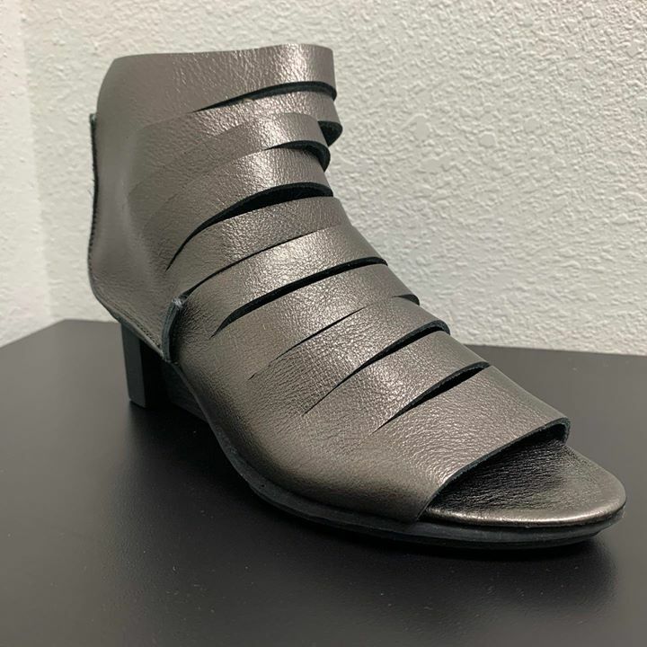 UtopiaTulsa's tweet photo. #leather #metalic #avantegarde #coolshoes #trippen #shortboots   The most comfortable shoes on the planet! @trippen.official @utopiatulsa @shopsmall @shoplocaltulsa #tulsa @oklahomafashion https://t.co/CRQ28N9IQZ