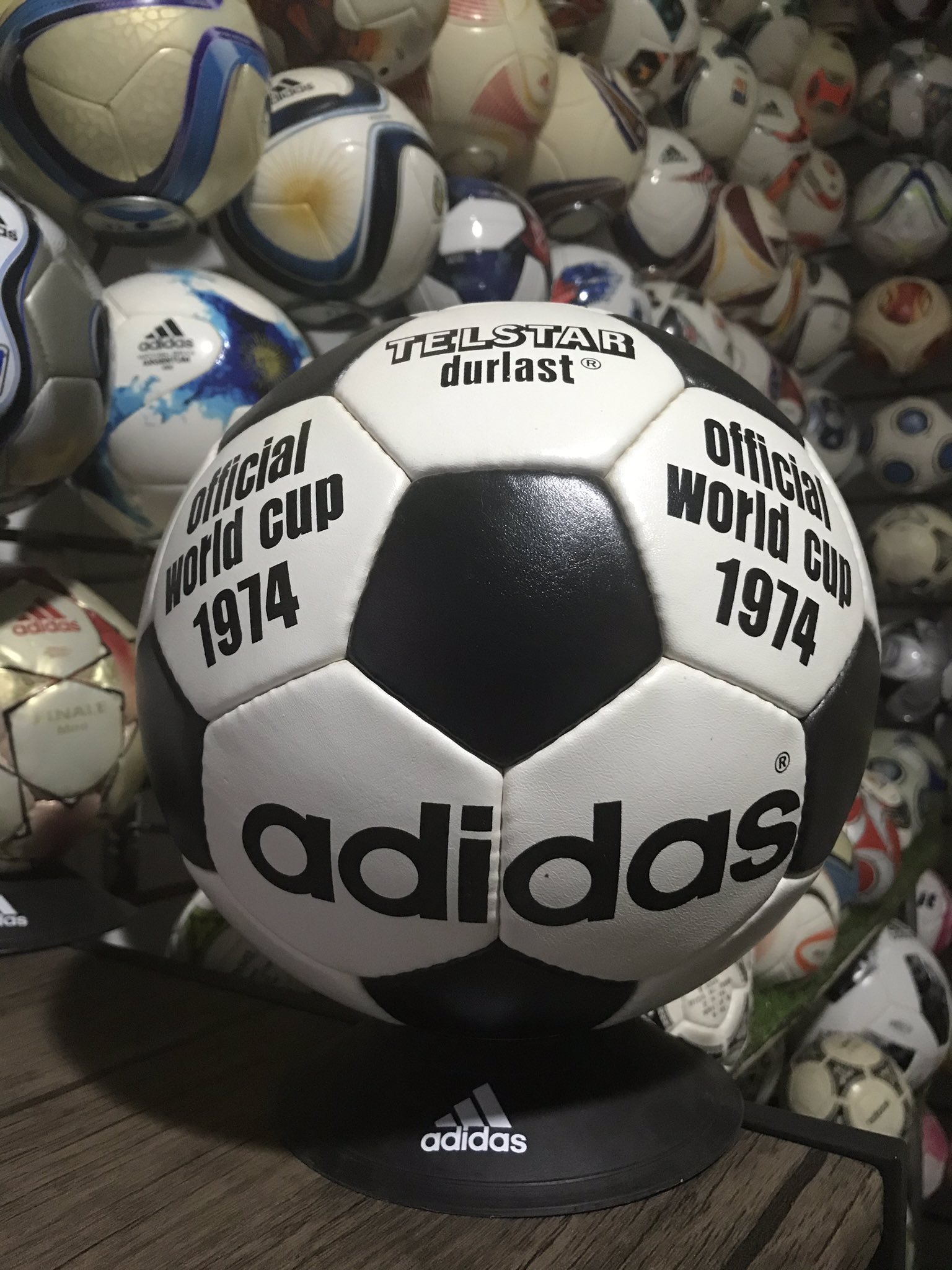 Pablo046 on Twitter: "un poco conocido fue lo llamativo del balon que se uso, en la historia de los mundiales solo figura el adidas telstar durlast, pero en tres partidos se