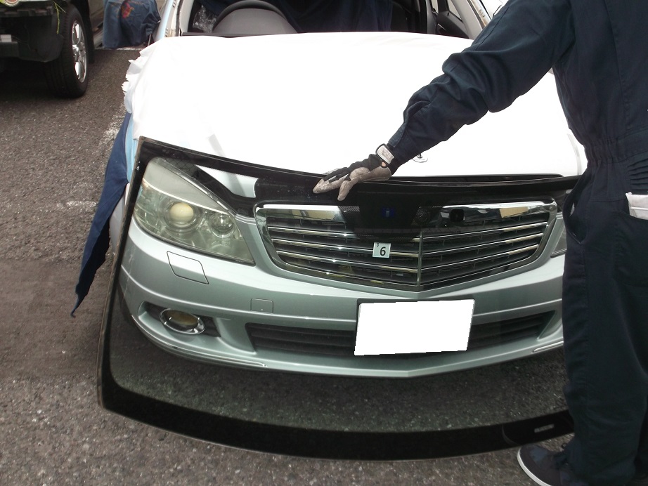 千葉松戸自動車板金塗装修理タキザワ自動車 メルセデスベンツ ｗ4 Cクラスワゴン フロントガラス飛び石 割れ 交換修理 車両保険対応で飛び石でのフロントガラス交換は1等級ダウンで済みます あまり保険料に影響がないのでオススメ 国産車もok ベンツ