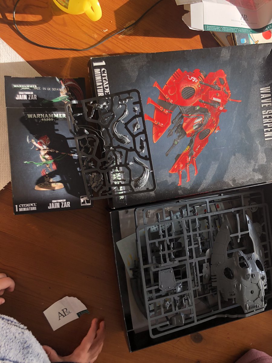 OsoConArmadura's tweet photo. Accepting the challenge from @WargamingGuild , I’ll try to get this dusty Wave Serpent box done by 30 june. And maybe Jain Zar as a bonus.
#WarGuildMakesMePaintMore https://t.co/F8rT9YWjUz