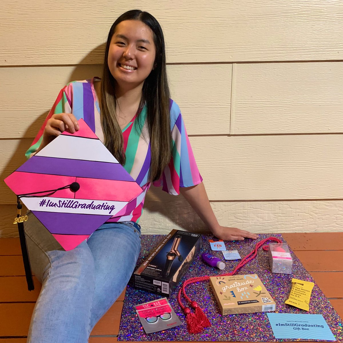 _angeliqueb_'s tweet photo. Her Campus organized a special virtual graduation event & sent seniors an awesome gift box! ๐๐ฅณโฃโฃ
โฃโฃ
#imstillgraduating #classof2020 #hercampus #aussiehairusa #myconair #everydayyou #firstaidbeauty #fabaid #rxbar #cardsdomore #carenough #havaianas #sponsored https://t.co/PVkoc7Nsti