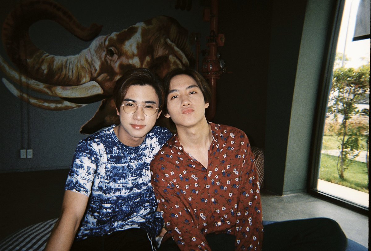 Chariusing's tweet photo. มาขายตอนนี้ทันมั้ยนะ 555 เห็นว่าจะเอามาทำซีรี่ส์เลยเข้าไปอ่านนิยายก่อน พออ่านจบใจเราก็ยังอยากให้นักแสดงหลักเป็น เพิร์ธมาร์ค อยู่เหมือนเดิมนะ ถึงแม้ character จะไม่ได้เหมือนไปซะทีเดียว แต่คิดว่าน้องทำได้  สองคนนี้แสดงซีนอารมณ์เก่งจริงๆ ดูได้จากฉากดราม่าในเคว้ง— #AbsoluteZeroSeries https://t.co/BAQEGs3bia