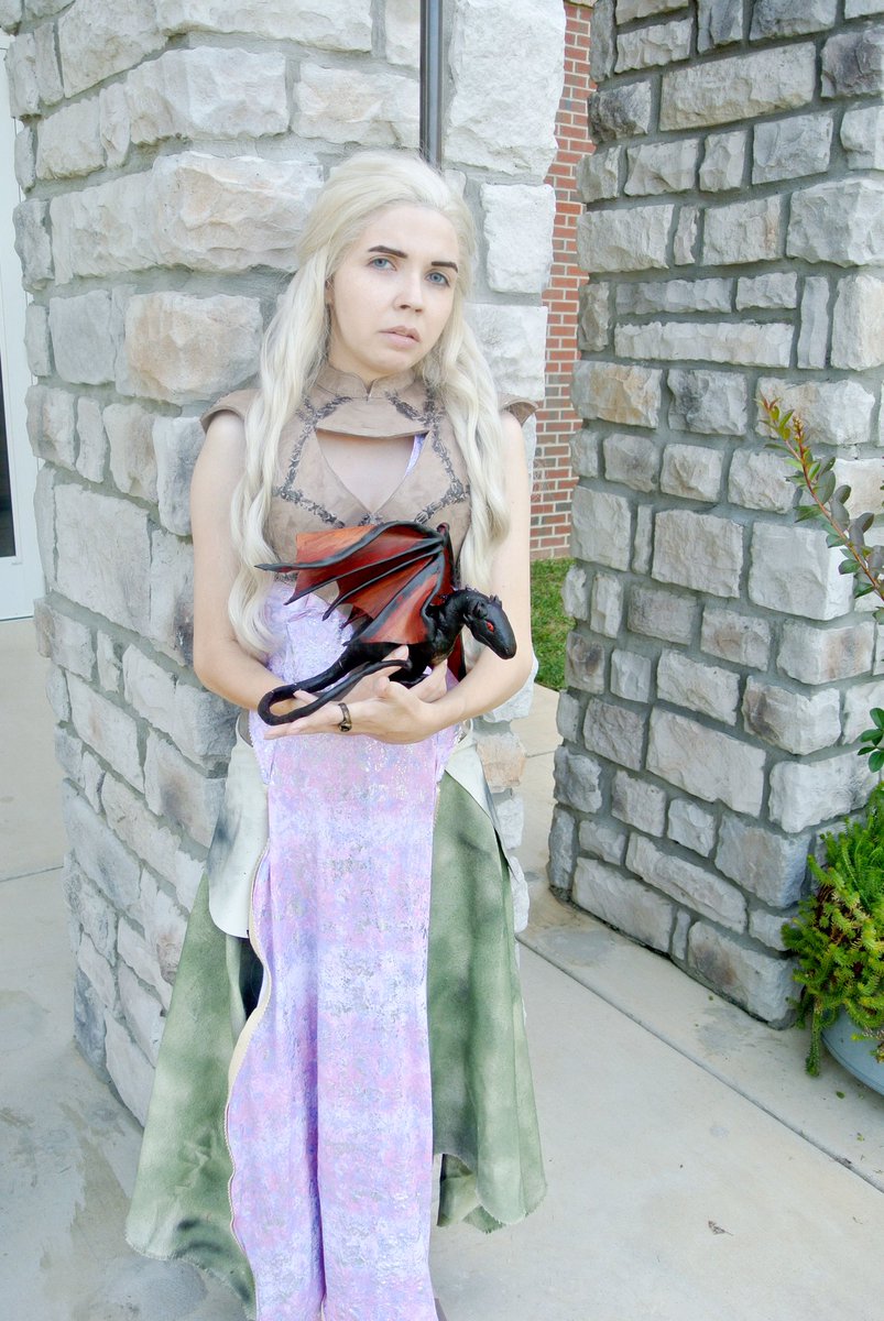 KadaverCosplay's tweet photo. My second #DaenerysTargaryen #cosplay I still need to finish her blue dress from season 3! #GameOfThrones #EmiliaClarke #motherofdragons #housetargaryen #got #cosplayer #costume #dragons #wigisfashion #armor #mommyandme #season2 #withfireandblood #madqueen #actress https://t.co/1d3xprs9MS