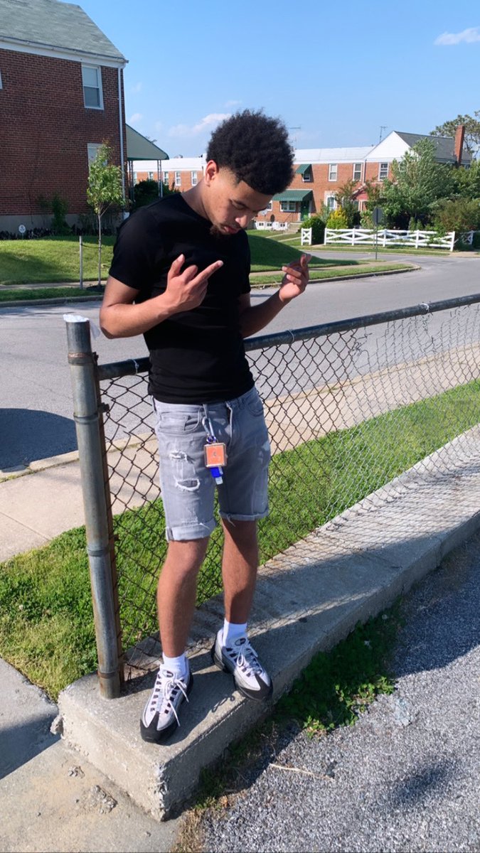 lormark_'s tweet photo. Some think I’m cocky some say I’m too humble they mad cuz I’m buzzing my pockets they busting 🤷🏽♂️ #FreeTheL https://t.co/sbRJw5RCpW