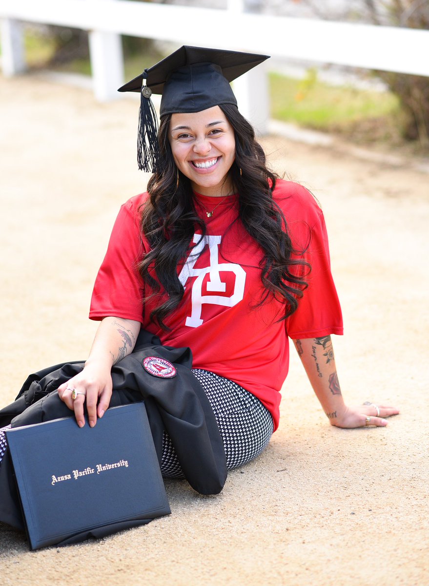 ronnievanessa's tweet photo. Congratulations my beautiful @haannnahh_ YOU did it! Bachelors in Sociology and Christian Ministries Minor! We can’t wait to see God’s continued blessings on you! Proverbs 3:5-6 #APUAlumni #LoveMyFamilySo #GodFirstGoCougs 🎓❤️ https://t.co/wnMb0CiIOI