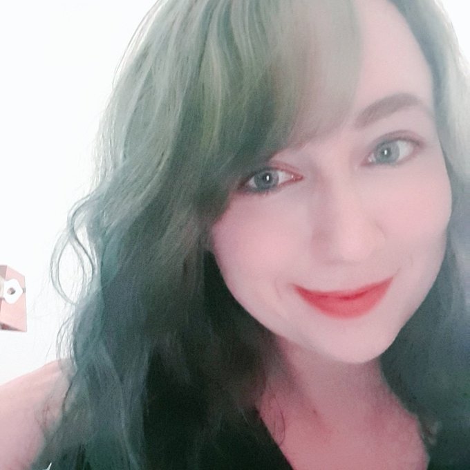 I've never had such dark hair before but I love it!! 🖤🖤 https://t.co/jmgbOWRuM1