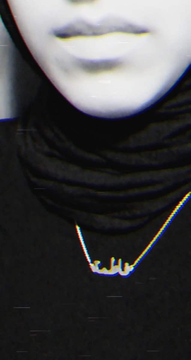 Enterlight3's tweet image. My brother got me a necklace with my name in Arabic on it, is it narcissistic if I wear? Lmfao, I love him, but I don't know if I would have gotten my name 😂