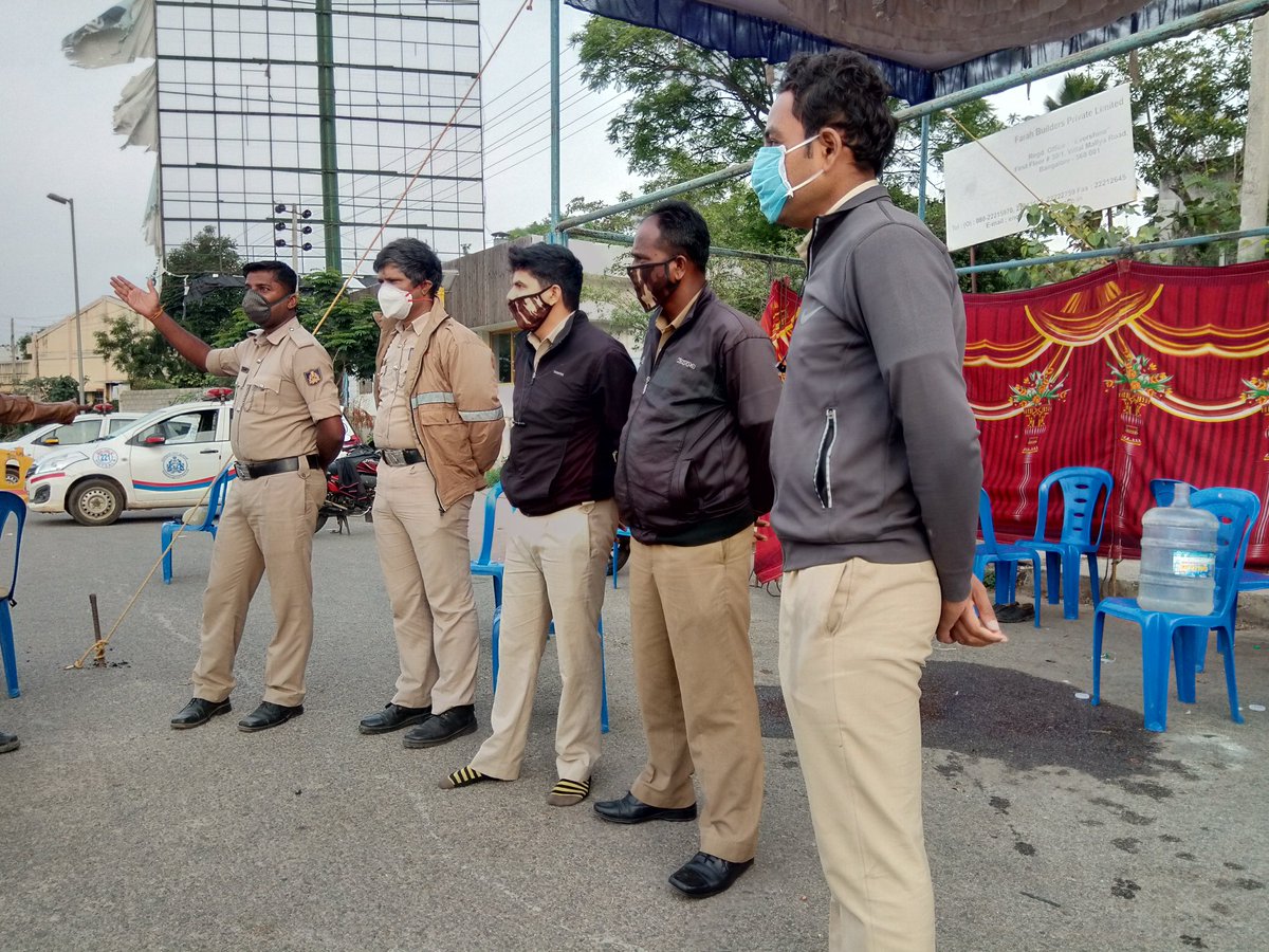 Police: We are following orders, we are doing our duty, we are humans too. We have never seen such larger scale suffering (4/n) #MigrantWorkers  #MigrantLabourers  #MigrantLivesMatter