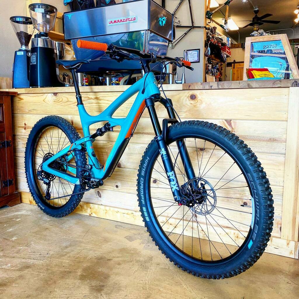 ToroGrind's tweet photo. Sold! This beautiful Mojo 3 will be shredding Fort Ord first thing tomorrow morning.
🧡⛰🚲
@ibiscycles #ibismojo #ibismojo3 #ibiscycles #ibis #mojo #mojo3 #mtb #mountainbike #newbikeday #torogrind https://t.co/OpahT0Dtl6 https://t.co/VeEegxCqe8